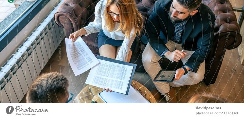 Geschäftsleute in Arbeitstreffen auf Couch Arbeit & Erwerbstätigkeit Büro Business Unternehmen Internet Mensch Frau Erwachsene Mann Menschengruppe Pflanze