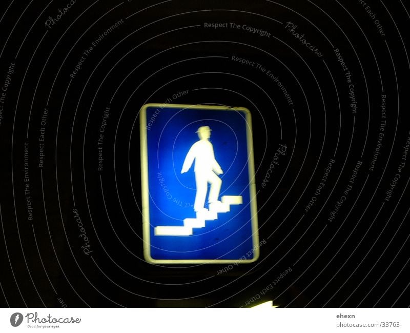 die Treppe laufen in blau Nacht Dinge Schilder & Markierungen treppensteigen Signal Hinweisschild