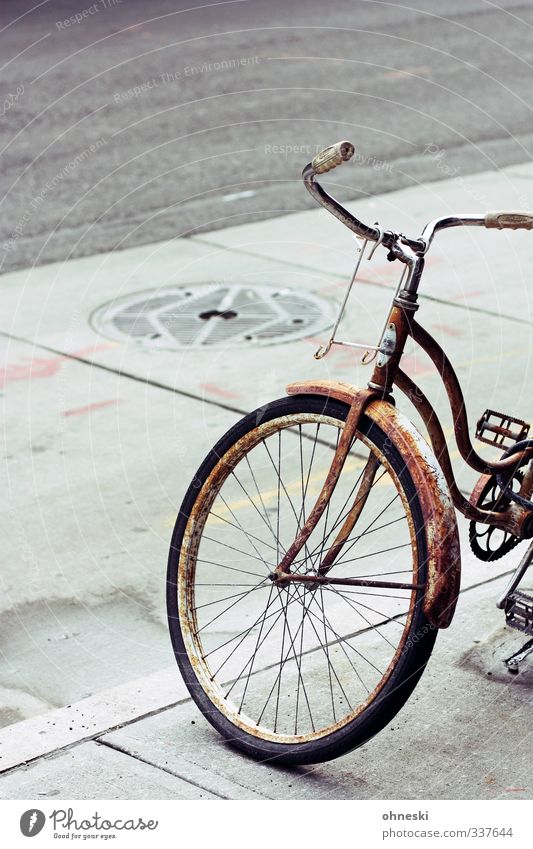 Bye Bicycle Verkehr Verkehrsmittel Fahrradfahren Straße Bürgersteig alt retro Stadt Rost Farbfoto Gedeckte Farben Außenaufnahme Menschenleer Textfreiraum oben