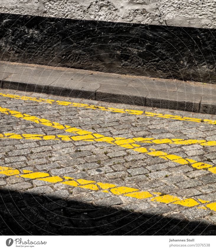 Street Art Asphalt Teer Beton Pflastersteine Kopfsteinpflaster Fahrbahnmarkierung gelb WAnd Fassade Schwarz grau Bordstein Markierung Textmarker Kreuz Parkplatz