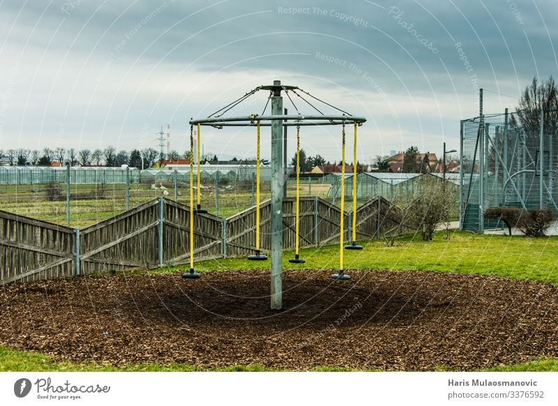 leerer, verlassener Kinderspielplatz am Sonntag Erde Klima Garten Park Kleinstadt Stadt trist Solidarität Inspiration einsiedlerisch Einsamkeit aussetzen