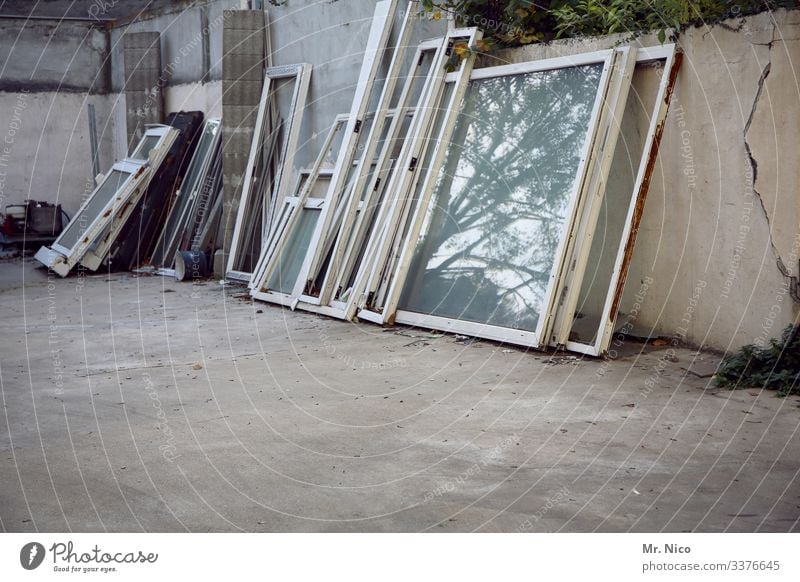 Alte Fenster im Hinterhof Fensterscheiben Glas Glaserei Hof alt gebraucht Mauer Reflexion Spiegelung Innenhof Handwerk Baustelle Material Arbeitsplatz Betrieb