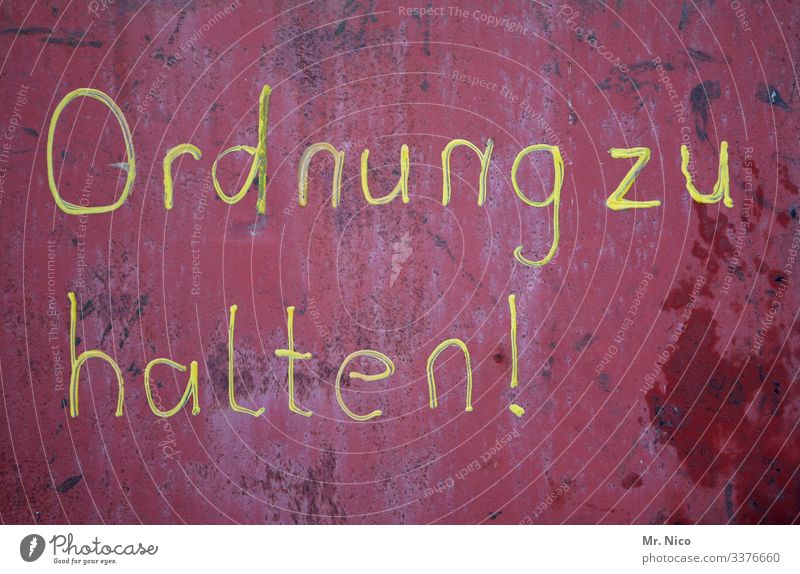 Ordnung ist das halbe Leben Schriftzeichen Rost Detailaufnahme Schilder & Markierungen Typographie Buchstaben Wand Zeichen rot aufräumen unordentlich chaotisch