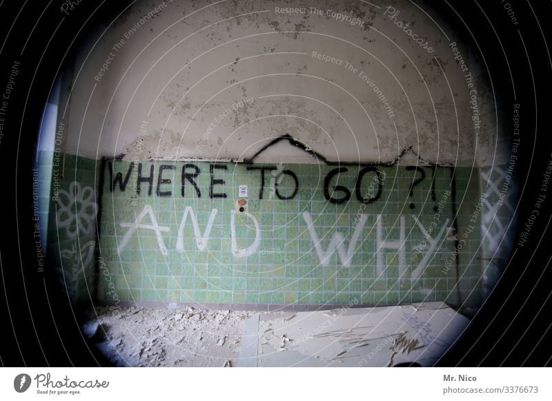 Wo und warum ? Warum Fragen Grafitti dreckig Schriftzeichen Ruine Kacheln Fliesen kaputt Mauer Vergänglichkeit Verfall Zerstörung Haus Gebäude Fish Eye