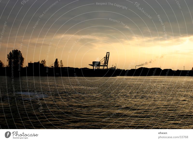 AMsterdam Industry Skyline, Amsterdam Industriefotografie Wolken Sonnenuntergang Horizont Himmel Wasser Krahnen Güterverkehr & Logistik Überfahrt Fluss