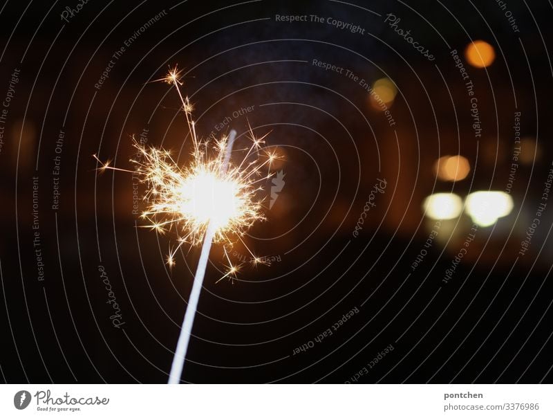 Wunderkerze und Lichtpunkte erleuchten den dunklen Raum. abbrennen sternwerfer feiern party Weihnachten silvester lichtpunkte Blitzlichtaufnahme Feste & Feiern