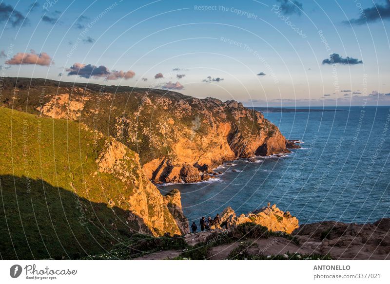 Die Atlantikküste südlich von Cabo da Roca bei Sonnenuntergang Ferien & Urlaub & Reisen Tourismus Sommer Meer Umwelt Natur Landschaft Wasser Himmel Wolken