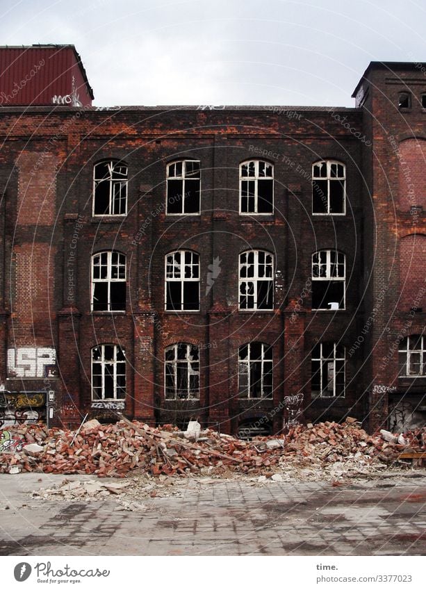 Bruchbude Haus Traumhaus Ruine Bauwerk Gebäude Mauer Wand Fassade Fenster Dach lost places Bauschutt Stein Graffiti alt dunkel historisch kaputt trashig Stadt