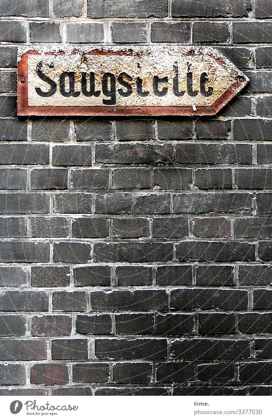 Abenteuer im Hinterhof mauer saugstelle wand backstein alt historisch schild kaputt beschädigt demoliert aufgequollen richtung pfeil fassade buchstaben service