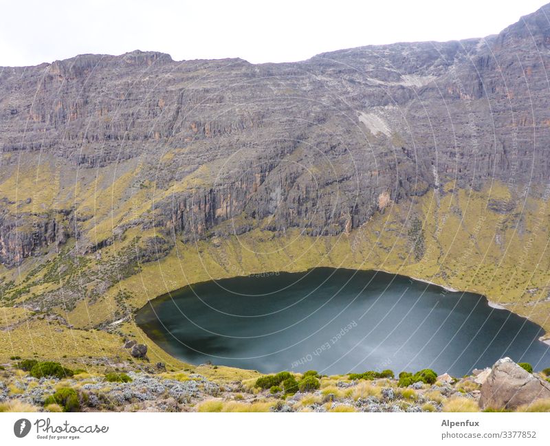 Lake Michaelson Umwelt Natur Landschaft Klima Wetter Hügel Felsen Berge u. Gebirge See Schwimmen & Baden ästhetisch nass Höhenangst Abenteuer geheimnisvoll