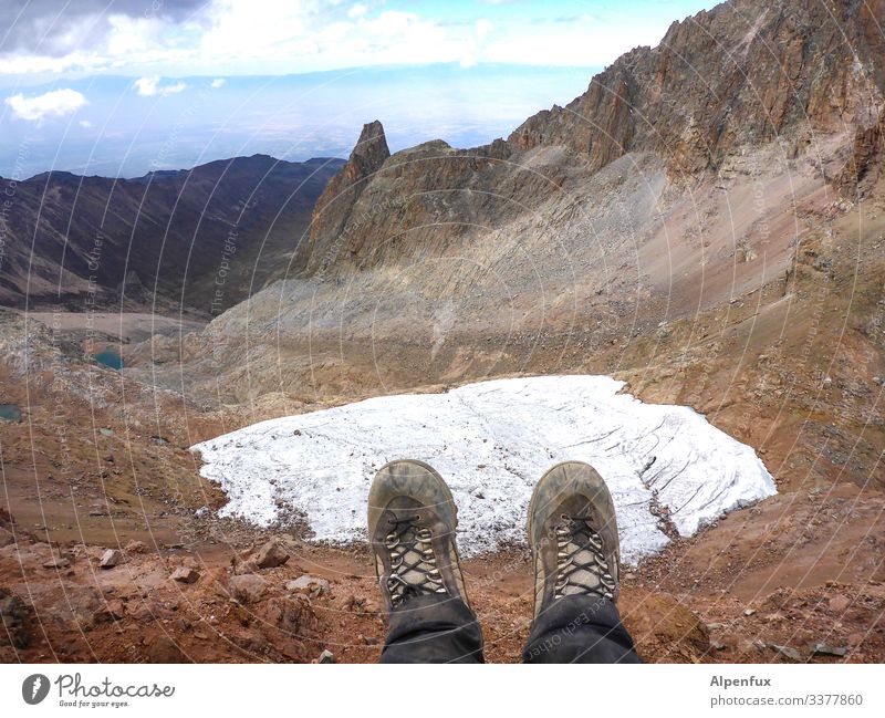 abgehoben | über Gletscherresten Mensch Fuß 1 Umwelt Natur Landschaft Urelemente Klima Klimawandel Schönes Wetter Eis Frost Hügel Felsen Berge u. Gebirge Gipfel