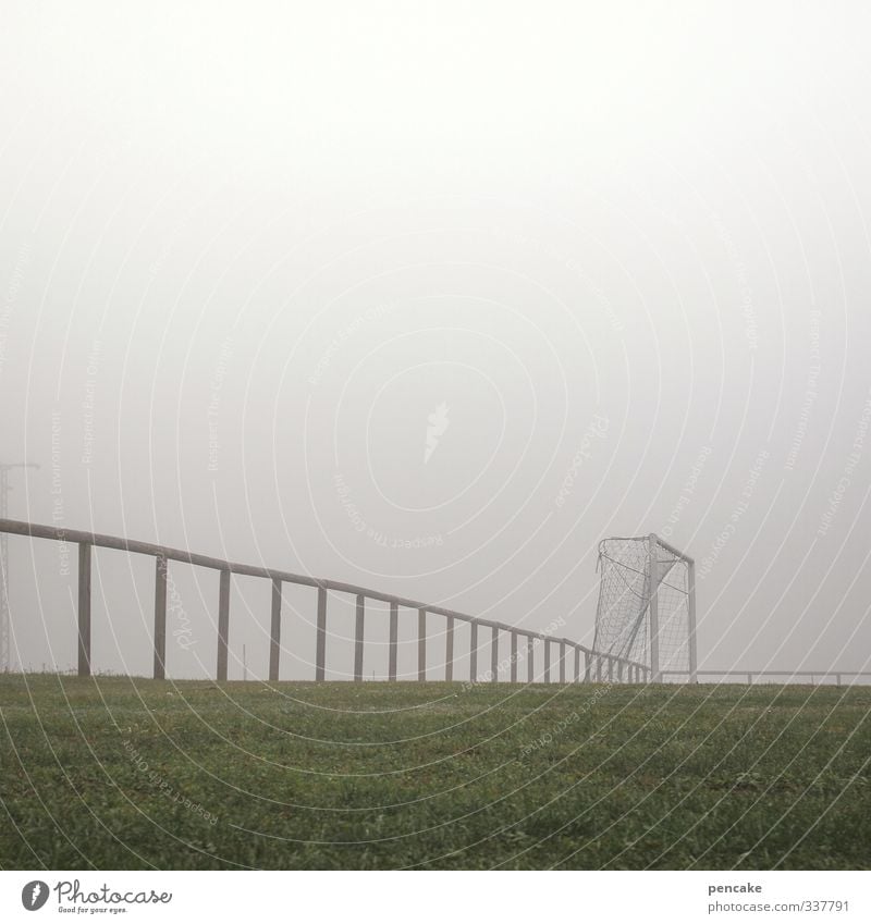 netzsicherheit Ballsport Sportstätten Fußballplatz Wetter Nebel Gras Wiese Bekanntheit eckig rund grau grün Sportrasen Fußballtor Geländer Netz Netzsicherheit