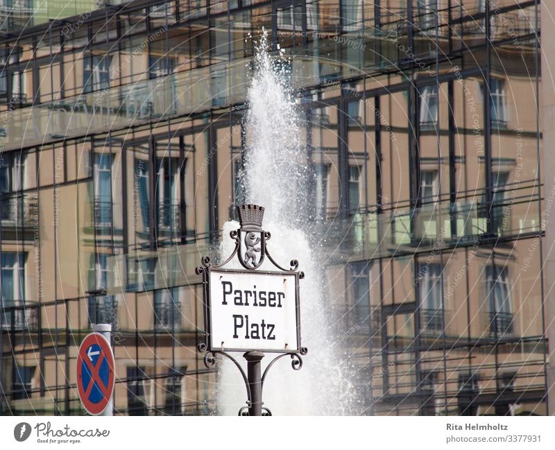 Pariser Platz in Berlin Ferien & Urlaub & Reisen Tourismus Städtereise Deutschland Hauptstadt Stadtzentrum Menschenleer Gebäude Architektur Fassade Fenster