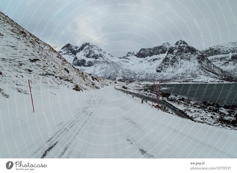 Verschneite Straße vor Winterlandschaft auf den Lofoten Ferien & Urlaub & Reisen Ausflug Schnee Winterurlaub Umwelt Landschaft Himmel Wolken schlechtes Wetter