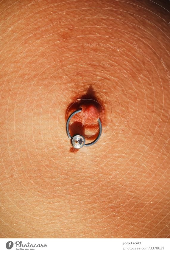 Brustwarzenpiercing mit einem funkelnden Stein maskulin Piercing Erotik Oberkörper Lifestyle körperbehaarung körperlandschaft Junger Mann attraktiv Athlet