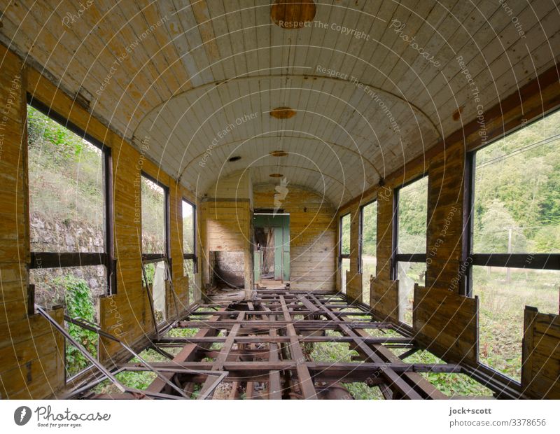 Verlorene Reise zu einem vergessen Ort durch grüne Landstriche Bahn Geisterzug Verfall Vergänglichkeit kaputt Gedeckte Farben Weitwinkel Eisenbahnwaggon