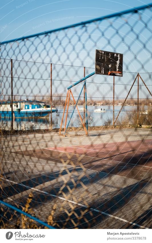 Basketballplatz im städtischen Gebiet am Fluss Sport Ballsport Gerichtsgebäude Spielplatz alt natürlich sportlich Stadt Ghetto Menschenleer aussetzen