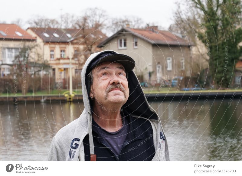 Menschen am Rand der Gesellschaft maskulin Mann Erwachsene Männlicher Senior 1 60 und älter Blick träumen mehrfarbig Schutz Farbfoto Außenaufnahme Tag