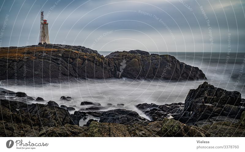 Leuchtturm und Sendemast an der stürmischen Küste Island Felsen Langzeitbelichting Sturm Wellen schroff Wolken entdecken