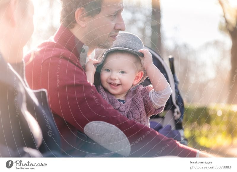 Junge glückliche Familie mit fröhlichem Kind, die sich an einem sonnigen Tag im Park vergnügt. Lifestyle Freude Glück schön Freizeit & Hobby Spielen Kleinkind