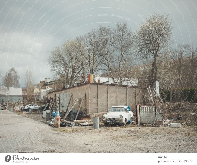 Gebrauchtwagen Schrottplatz Wolken Baum Sträucher Greiz Thüringen Deutschland Stadtrand Hütte Gebäude Baracke Garage PKW Krimskrams Dinge Müllbehälter alt