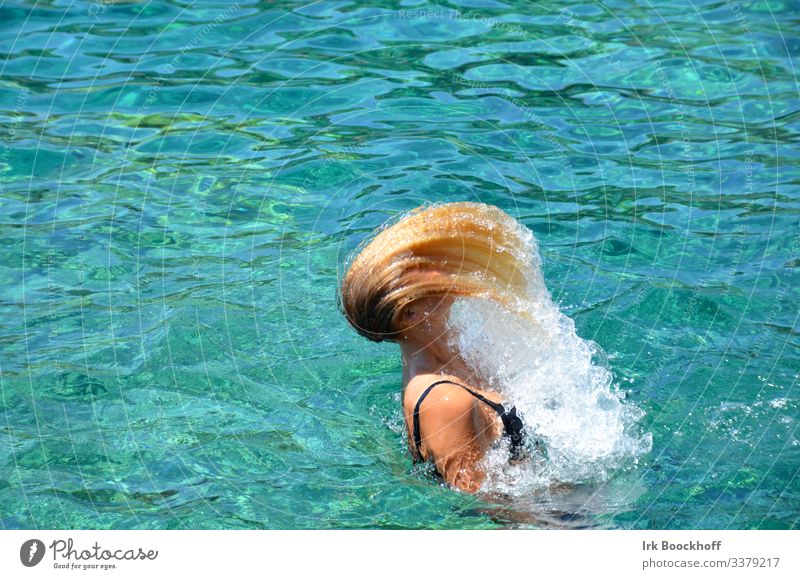 Haare schleudern mit Wassertropfen im Pool Freude Haare & Frisuren Wohlgefühl Schwimmbad Ferien & Urlaub & Reisen Sommer Sonne Wassersport Schwimmen & Baden