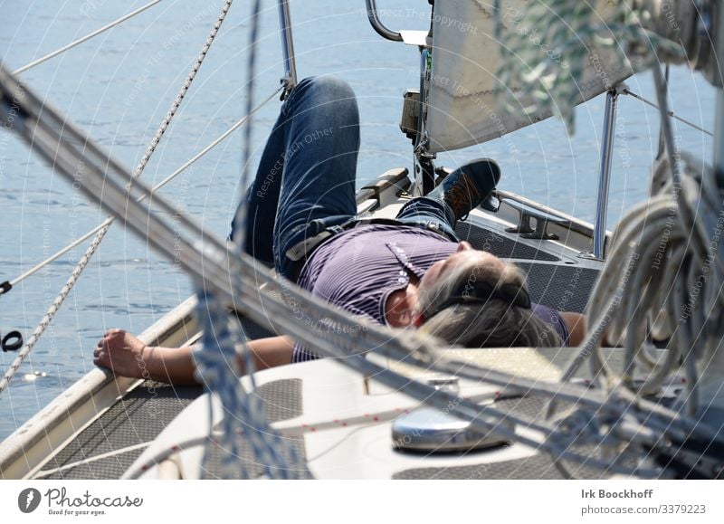 Chillen an Bord Wohlgefühl Zufriedenheit Erholung ruhig Segeln Ausflug Sommer Sommerurlaub Sonnenbad feminin 1 Mensch Ostsee Segelboot Segelschiff Seil An Bord