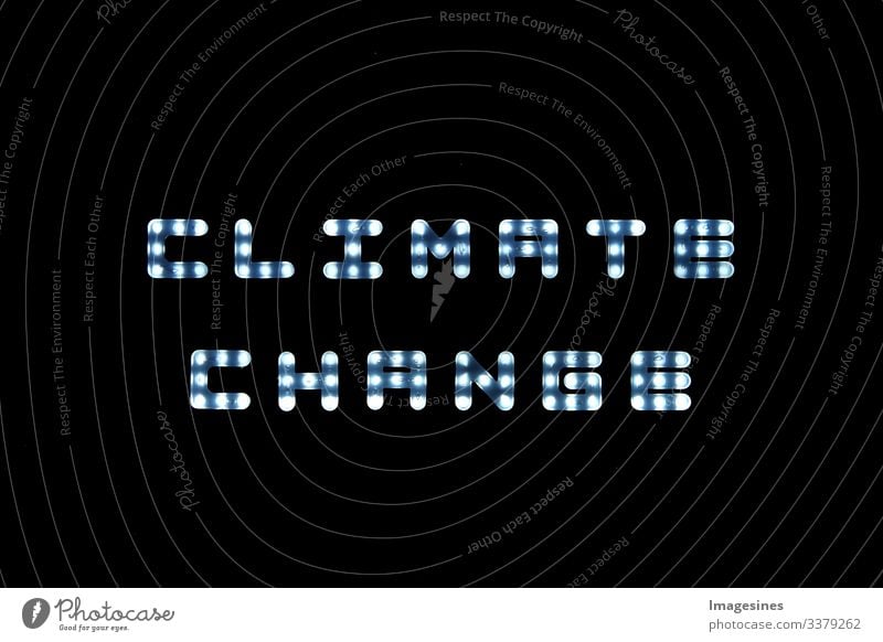 Klimawandel, LED leuchtet mit dem englischen Wort Climate change - Klimawandel auf schwarzer Anzeigetafel, Led Hintergrund leuchten schwarzer Hintergrund Glanz