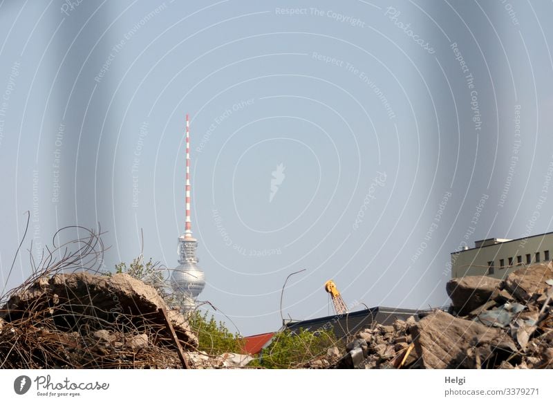 Berliner Fernsehturm steht hinter einem Haufen Bauschutt Sehenswürdigkeit Wahrzeichen Bauwerk Stadt Hauptstadt Gebäude Kran Steine Erdboden Himmel blau grau