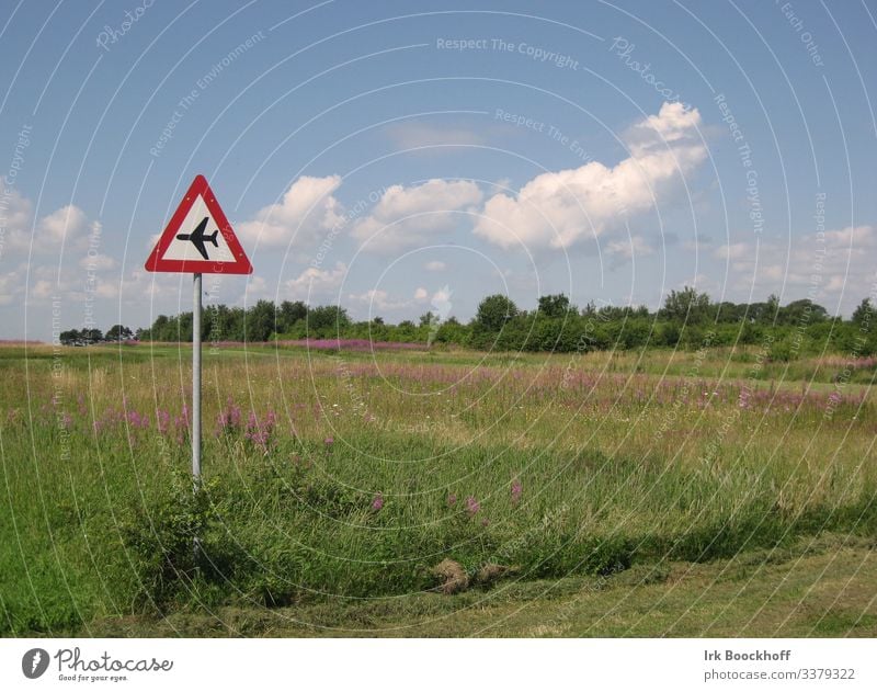 kleiner Flugplatz auf einer Insel fliegen Luftverkehr Landschaft Schönes Wetter Dorf Menschenleer Landebahn Zeichen Schilder & Markierungen Hinweisschild