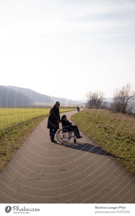 Am Ende des Weges Mensch maskulin feminin Mann Erwachsene Weiblicher Senior Frau 2 60 und älter Wege & Pfade alt gehen Vertrauen Hilfsbereitschaft Verantwortung