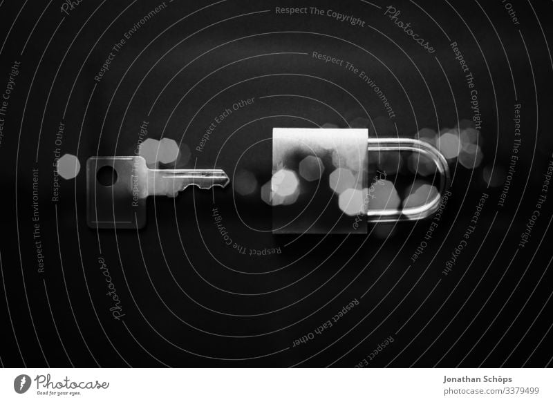 Passwort und Verschlüsselung. Datenschutz mit Schlüssel und Vorhängeschloss Abstrakter schwarzer Hintergrund Schwarze Textur gdpr