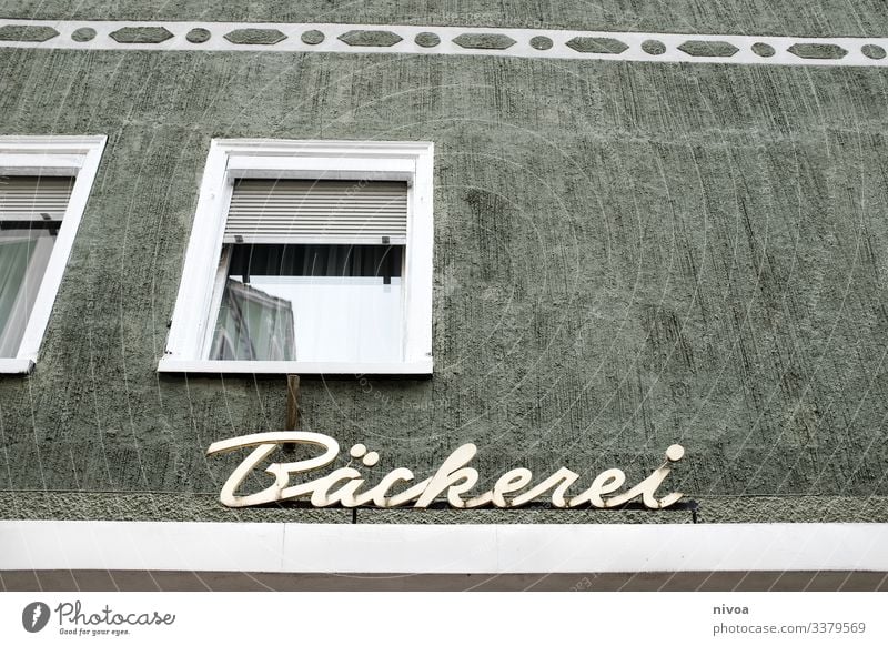 Fassade einer Bäckerei Haus Fensterscheibe Querformat Anstrich Farbe Beschriftung Schrift Schilder & Markierungen Allgäu Brötchen Essen Farbfoto Menschenleer