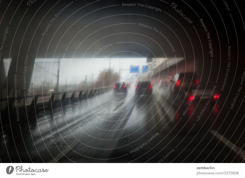 Tunnelausfahrt aquaplaning asphalt autobahn berlin fahrbahnmarkierung kurve nass navi navigation niederschlag nässe orientierung regen richtung stadtautobahn