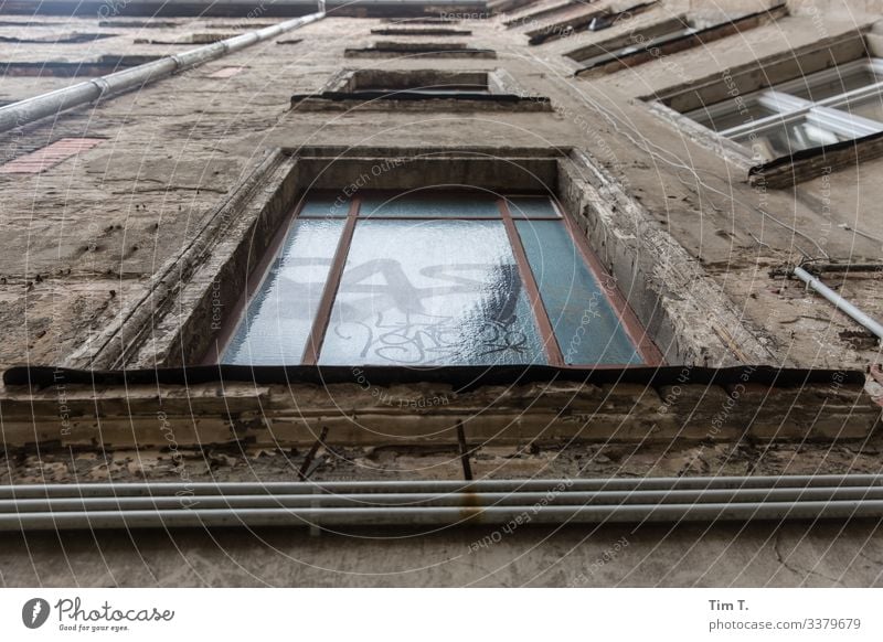 Prenzlauer Berg Stadt Hauptstadt Stadtzentrum Altstadt Menschenleer Haus Bauwerk Gebäude Architektur Mauer Wand Fenster Verfall Vergangenheit Vergänglichkeit