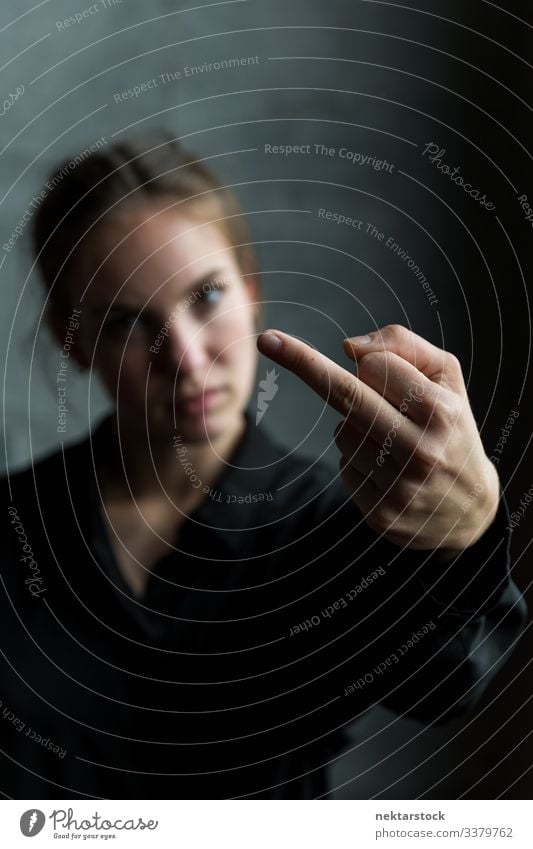 Junge kaukasische Frau zeigt den Mittelfinger Mädchen junger Erwachsener Jugendkultur Tag weibliche Schönheit braune Haare 1 Mensch kaukasische Ethnizität