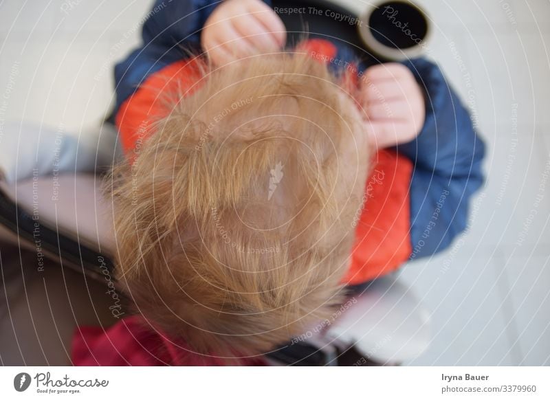 Lifestyle Stil Wohnzimmer Kind Mensch maskulin Junge Bruder Kopf Haare & Frisuren Hand 1 1-3 Jahre Kleinkind Verkehrsmittel Mode Jacke blond kurzhaarig fahren