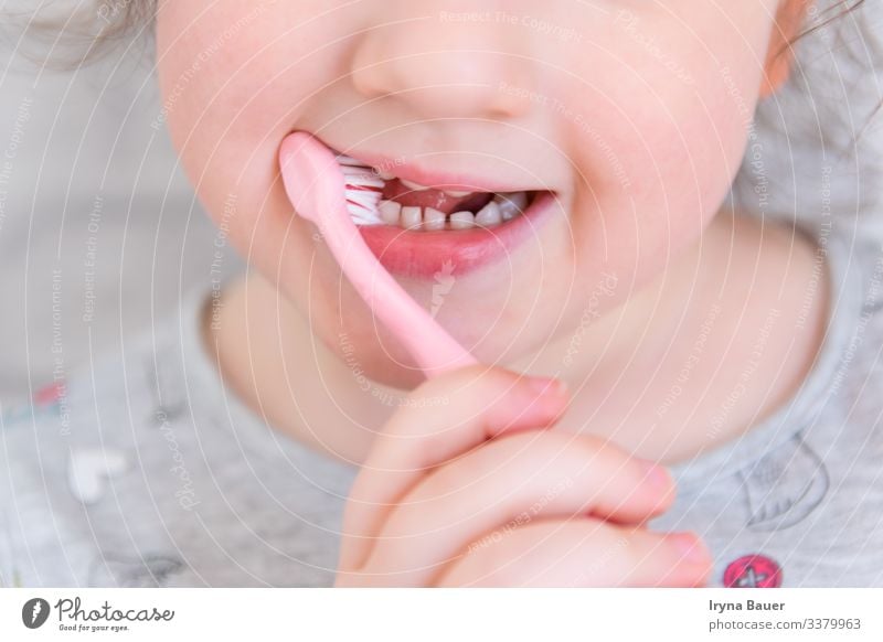 Child cleaning the teeth. Lifestyle Freude schön Körperpflege Gesicht Gesundheit Bad Kindererziehung Mensch feminin Mädchen Schwester Familie & Verwandtschaft