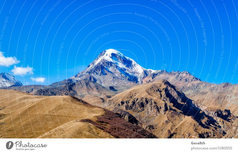 Ferien & Urlaub & Reisen Tourismus Schnee Berge u. Gebirge Natur Landschaft Pflanze Himmel Wolken Herbst Klima Gras Felsen Stein natürlich blau Kaukasus