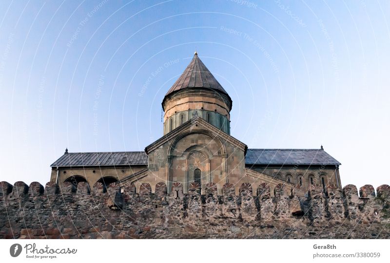 Ferien & Urlaub & Reisen Tourismus Ausflug Himmel Kirche Gebäude Architektur Sehenswürdigkeit Stein alt blau Religion & Glaube Georgien antik Dom Aussicht Wand