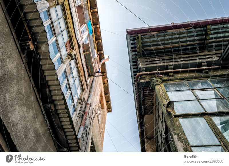 Ferien & Urlaub & Reisen Tourismus Ausflug Haus Lampe Seil Himmel Stadt Gebäude Straße alt authentisch retro blau grau Farbe Kaukasus Georgien tiflis