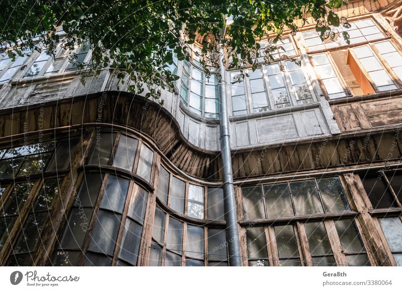 Ferien & Urlaub & Reisen Tourismus Ausflug Haus Seil Pflanze Baum Blatt Stadt Gebäude Balkon Straße Linie alt authentisch retro grün Farbe Perspektive Kaukasus