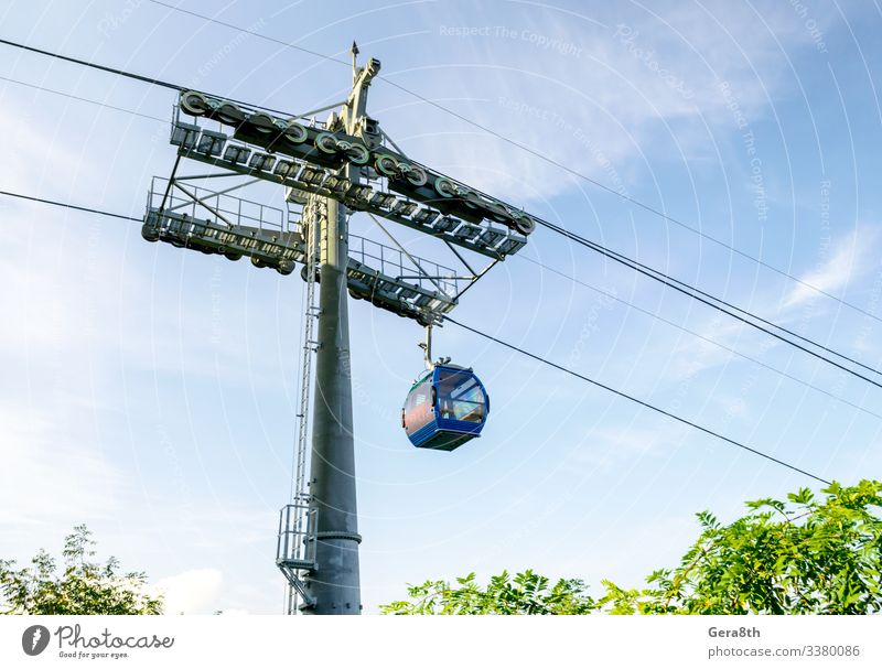 Ferien & Urlaub & Reisen Tourismus Maschine Technik & Technologie Natur Pflanze Himmel Wolken Baum Blatt Hütte Verkehr Straße Seilbahn Metall Linie modern blau