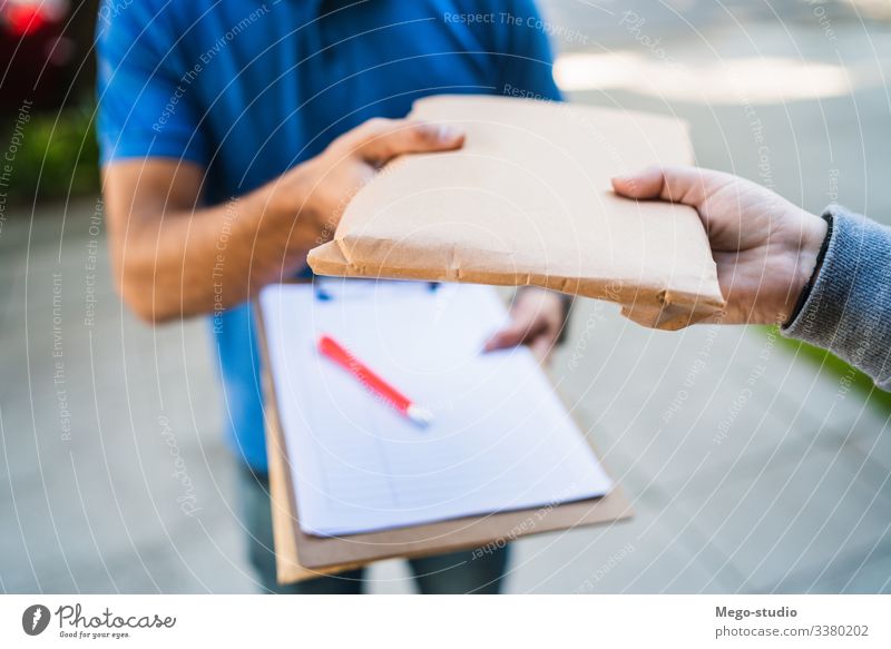 Zusteller, der dem Kunden die Lieferung nach Hause bringt. männlich Dienst Paket Versand Spedition Industrie Arbeit senden Büro Nahaufnahme logistisch