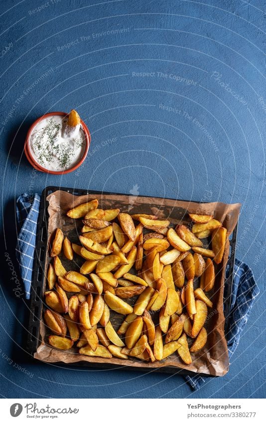 Lebensmittel Gemüse Abendessen Fastfood lecker gold obere Ansicht amerikanische Pommes frites Ofenkartoffel gebackene Keile blauer Tisch knusprige Pommes frites