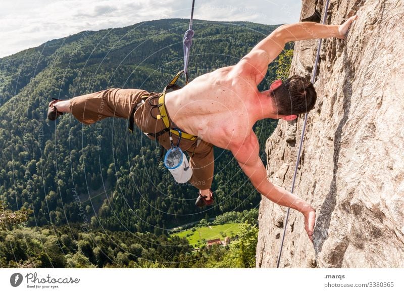 Akrobatik am Fels Sport Klettern Freeclimber Himmel Wolken Sicherheit Vertrauen Gefahr Freude Mann freier Oberkörper Felswand Mut hängen spaß steil Irritation