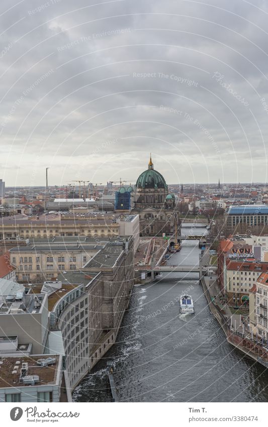 Berlin Mitte Berlin-Mitte Stadt Hauptstadt Stadtzentrum Altstadt Skyline Menschenleer Haus Dom Oberpfarrkirche zu Berlin Spree Wasserfahrzeug Himmel Farbfoto