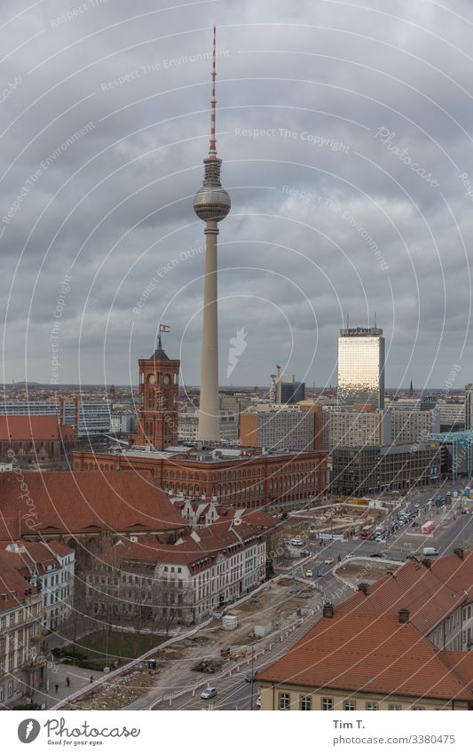 Berlin Mitte Fernsehturm tv tower Rotes Rathaus 2020 Himmel Wolken cityscape Skyline Stadt Berliner Fernsehturm Alexanderplatz Berlin-Mitte Architektur