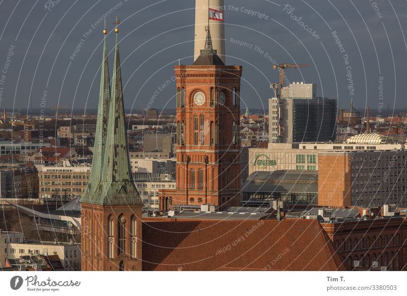 Berlin-Mitte Stadt Hauptstadt Stadtzentrum Altstadt Skyline Menschenleer Haus Hochhaus Kirche Rathaus Dach Rotes Rathaus Farbfoto Außenaufnahme Tag Abend