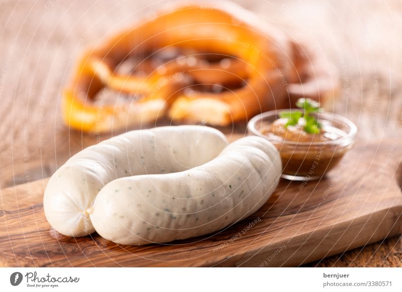 Fleisch Wurstwaren Frühstück Mittagessen Bier Becher Oktoberfest Holz frisch heiß weiß Weißwurst Bayern Schiffsplanken Portion paar zwei europäisch rustikal